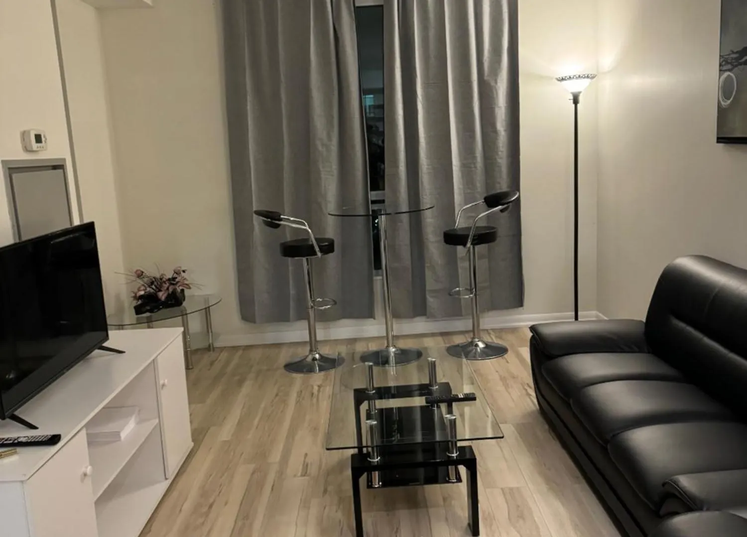 A Lovely One Bed Room With Sunset Views Toronto Apartment