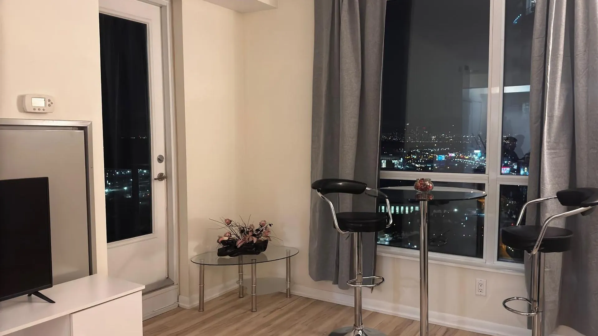Apartment A Lovely One Bed Room With Sunset Views Toronto