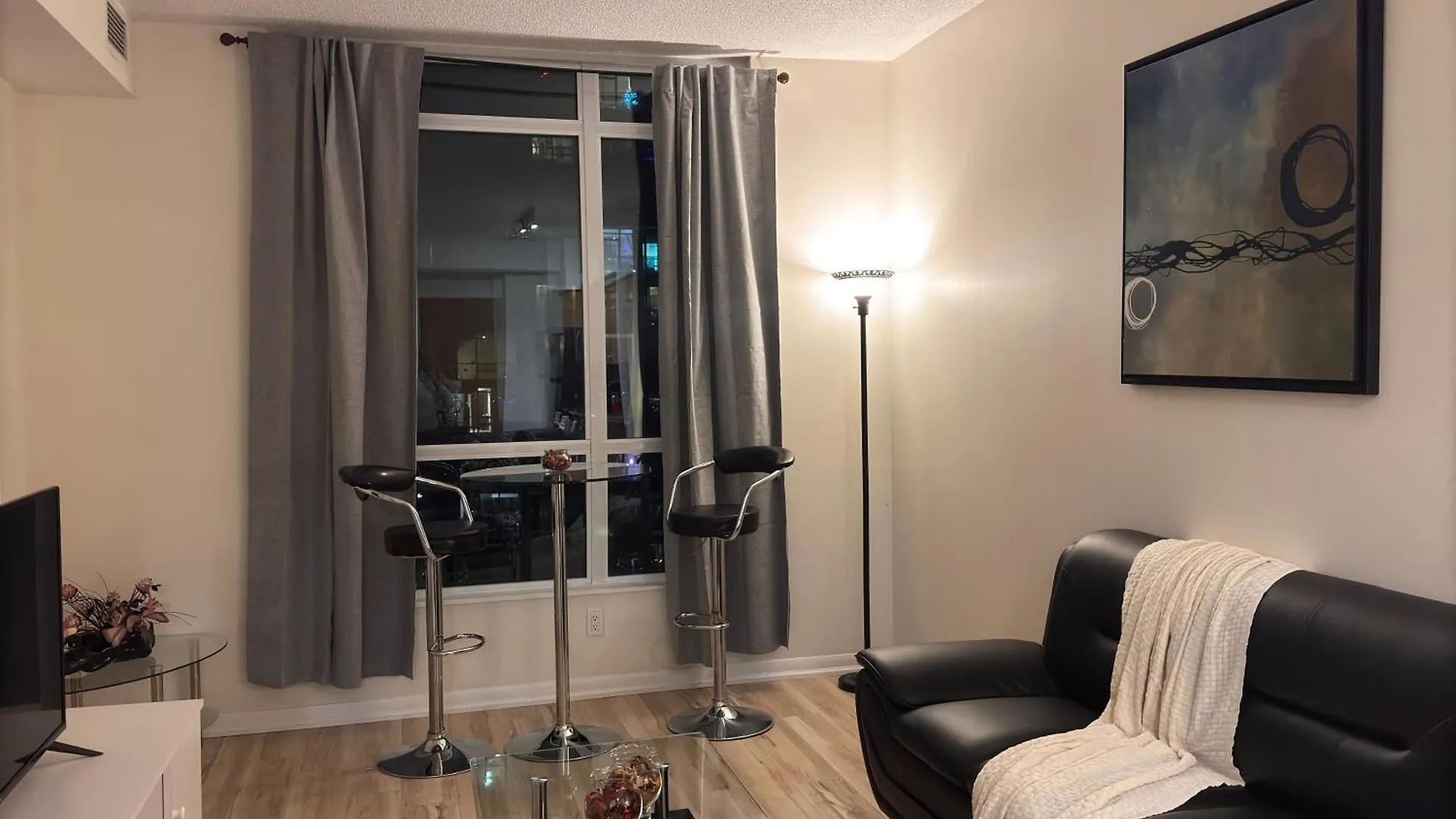 A Lovely One Bed Room With Sunset Views Toronto Apartment