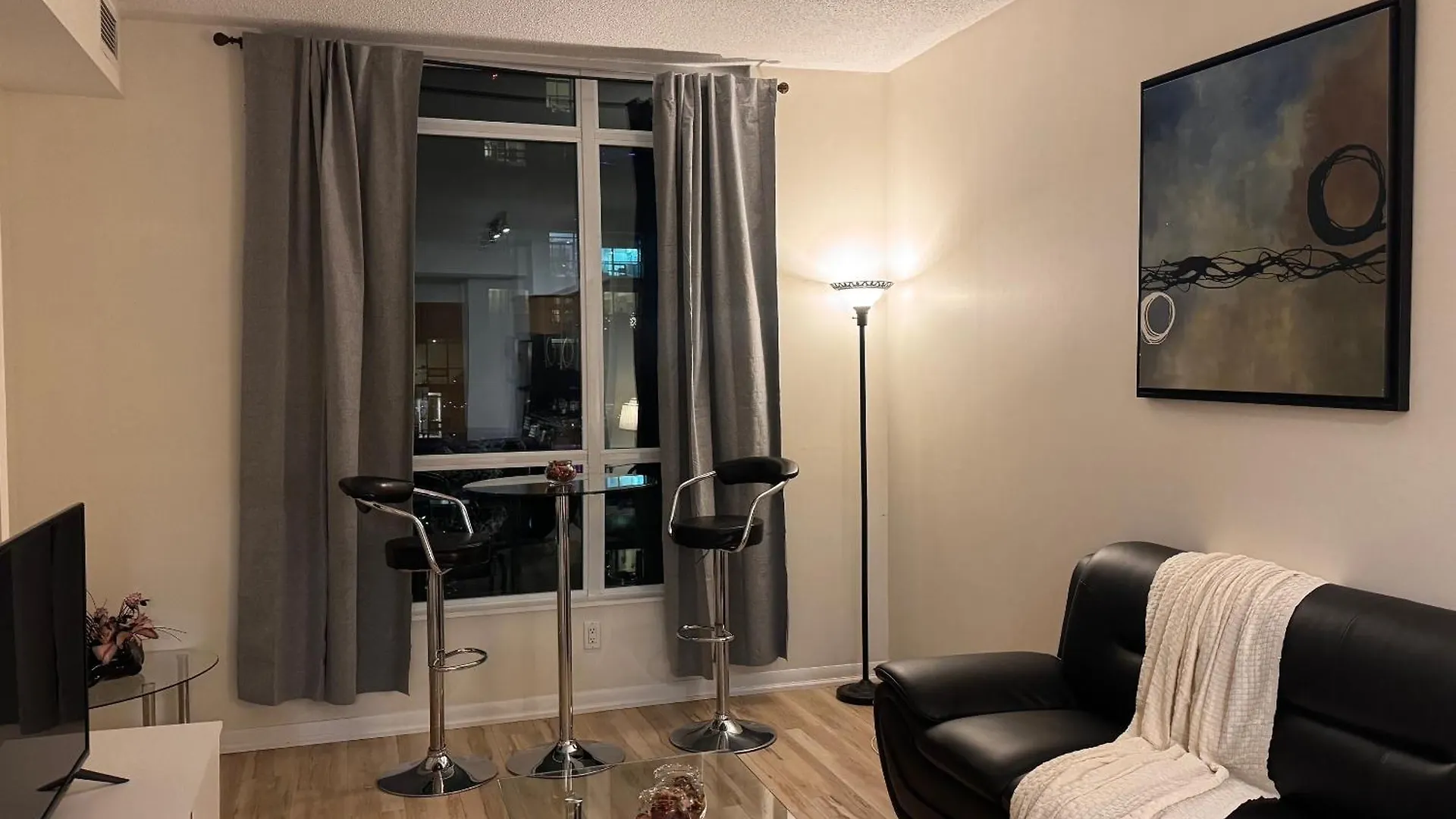 A Lovely One Bed Room With Sunset Views Toronto Canada